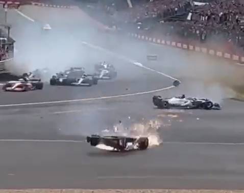 EN VIDEO: Tremendo accidente se presentó en carrera de la Fórmula 1 El Gran Premio de Gran Bretaña, décima manga del Mundial de Fórmula 1, fue interrumpido este domingo poco después de la salida debido a un accidente que implicó a varios pilotos.