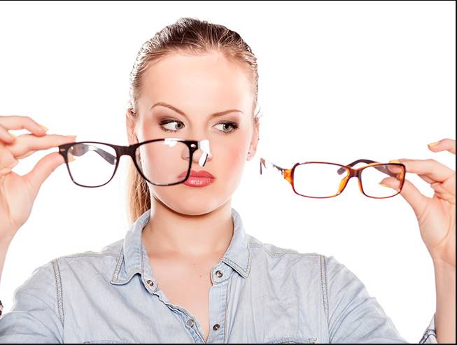 Escoja sus lentes de acuerdo a la forma de su rostro 2 Escoja sus lentes de acuerdo a la forma de su rostro A la hora de escoger gafas lo más importante siempre será tener la fórmula correcta, en el caso de que sean para mejorar la visión. Sin embargo, no hay que descartar que podemos buscar la forma más indicada para lucir un elemento que termina convirtiéndose en un accesorio funcional y que probablemente hará parte de su look cada día. Por eso, ¿qué mejor que escoger los lentes que más nos favorezcan con nuestro tipo de rostro?