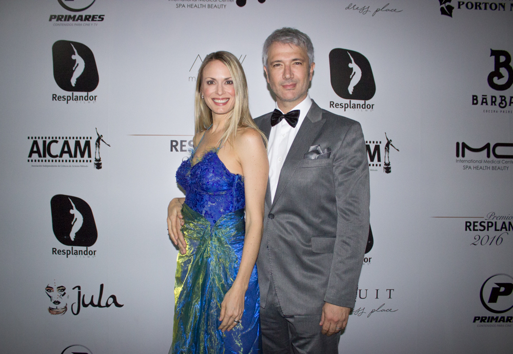 Famosos que se divorciaron y se volvieron a casar 2 Famosos que se divorciaron y se volvieron a casar La actriz argentina, radicada en Colombia, estuvo casada con el libretista Mauricio Navas y tuvieron un hijo llamado Fernando; pero el amor terminó y se divorciaron. Aunque ella salió con varios famosos, después de eso fue el actor Gonzalo Vivanco el que se quedó con su corazón. Desde 2010 se casaron con un rito de cienciología y hoy se presumen como una pareja feliz y estable.