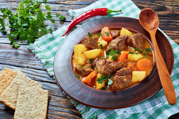 Pa’ que nos rinda la carne 1 Pa’ que nos rinda la carne El alto costo de la carne hace que muchas familias disminuyan su consumo, por ello hay que hacer rendir cada libra.