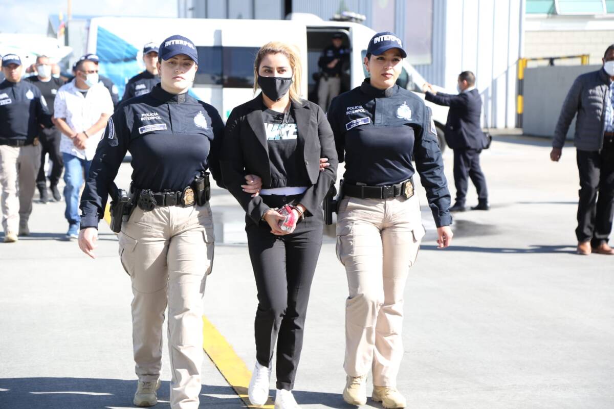 Hermana de 'Otoniel', a pagar sus pecados en la USA Nini Johana Úsuga David, hermana de Dairo Antonio Úsuga, alias ‘Otoniel’, ya se encuentra en camino a Estados Unidos, donde es requerida por la Corte del Distrito Sur de la Florida por delitos relacionados con el narcotráfico. El proceso de extradición empezó pasadas las 8:00 de la mañana.