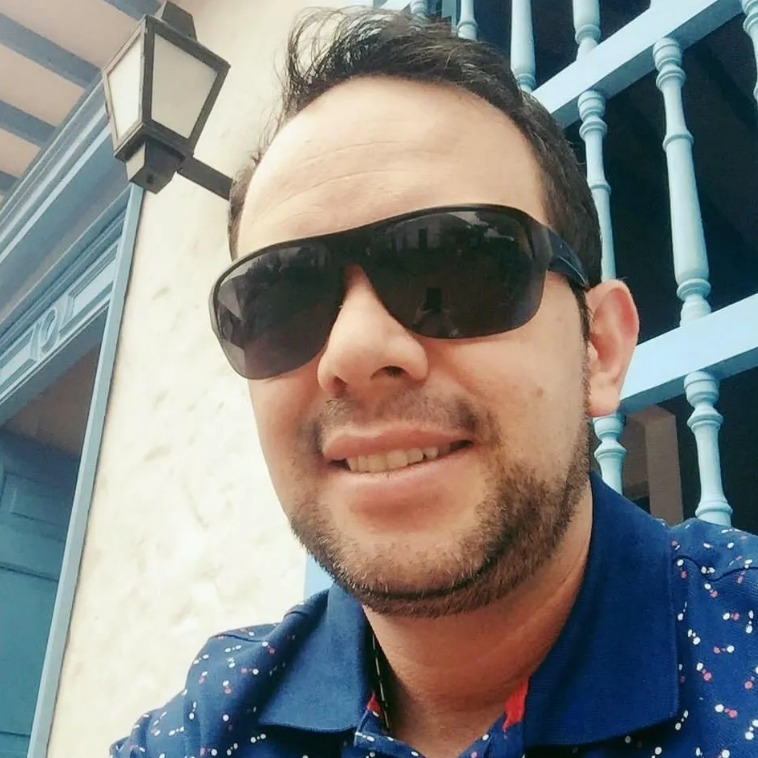 Al notario le habían matado a su hermano hace 4 meses en la misma calle En este lugar los asesinos dispararon sin mediar palabra en contra de la humanidad del funcionario público, dejándolo sin vida en el lugar de los hechos. Las causas del crimen son aún un misterio, pero muchas especulaciones se han abierto, ya que hay un detalle siniestro detrás de su asesinato: en el mes de marzo habían asesinado al hermano de Francisco (también abogado), Andrés Felipe Varona, a quien mataron el 29 de marzo de este año en su despacho, ubicado a una cuadra donde este martes atentaron contra el notario 76.