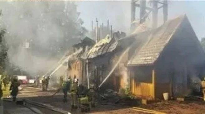 Hombre quemó una iglesia para que su esposa no diera más donaciones La iglesia de San Basilio El Grande ubicada en la ciudad de San Petersburgo, al noroeste de Rusia, se consumió en llamas luego que un hombre decidiera incendiarla. ¿El motivo?, su esposa les donaba dinero constantemente.