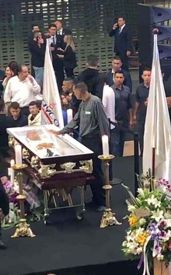 Con 'Nadie es Eterno en el mundo' de fondo, Darío Gómez fue sepultado Con velas y una de sus canciones más famosas, el cantautor paisa Darío Gómez fue sepultado esta tarde en Medellín.