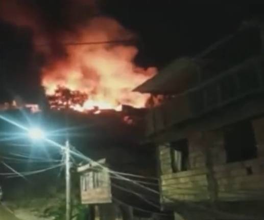 Tremenda balecera entre bandas criminales terminó en incendio 1 Tremenda balecera entre bandas criminales terminó en incendio En la localidad de Usaquén, en las horas de la madrugada de este martes, dos bandas criminales tuvieron un fuerte enfrentamiento que terminó por generar un grave incendio en la invasión Tres Calaveras.