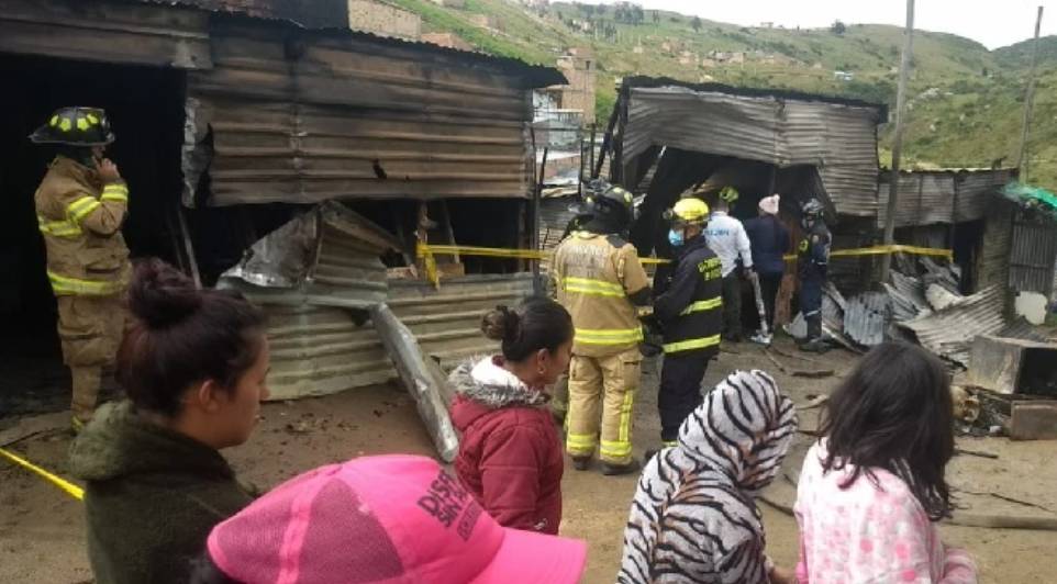 En Ciudad Bolívar tres personas fallecieron en medio de un incendio 1 En Ciudad Bolívar tres personas fallecieron en medio de un incendio En la localidad de Ciudad Bolívar se vive una tragedia, pues luego de un voraz incendio, dos niños y su mamá murieron. La conflagración se presentó en el barrio Maravillas de Dios, en una vivienda de latas y madera.