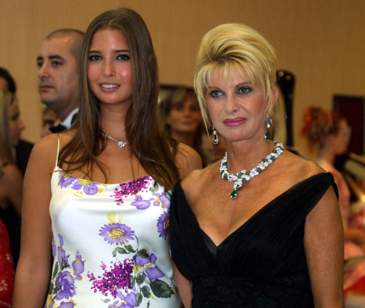 Confirman que primera esposa de Trump falleció tras caer de unas escaleras Ivana&nbsp;Trump, primera esposa del expresidente de Estados Unidos Donald&nbsp;Trump, murió el jueves por "heridas en el torso causadas por impacto", declararon el viernes las autoridades de medicina legal de Nueva York.