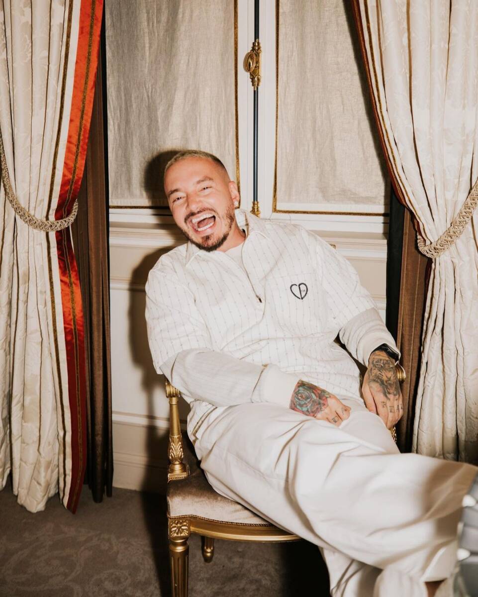 J Balvin sufrió fuerte caída y tuvieron que enyesarlo 1 J Balvin sufrió fuerte caída y tuvieron que enyesarlo El cantante colombiano de música urbana, J Balvin, sufrió una fuerte caída y se golpeó el brazo por lo que tuvieron que enyesarlo.