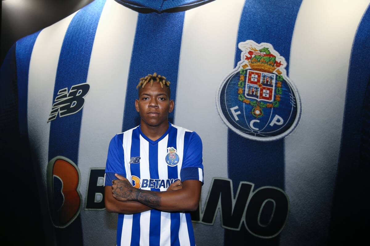 Hermano de Luis Díaz fue presentado en el Porto 1 Hermano de Luis Díaz fue presentado en el Porto Jesús Díaz, hermano del futbolista colombiano Luis Díaz, quien es figura del equipo Liverpool de Inglaterra, fue presentado este viernes en el equipo Porto de Portugal.