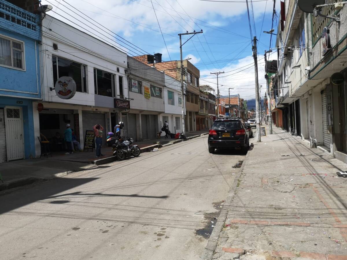 Lo asesinaron por venganza en Tunjuelito 1 Lo asesinaron por venganza en Tunjuelito Un nuevo caso de sicariato se presentó en las primeras horas de ayer en el barrio Venecia, en Tunjuelito. Un hombre fue atacado a tiros luego de que, al parecer, su excompañera sentimental junto a otro sujeto lo persuadieran para salir de un bar donde se encontraba departiendo desde la noche del sábado.