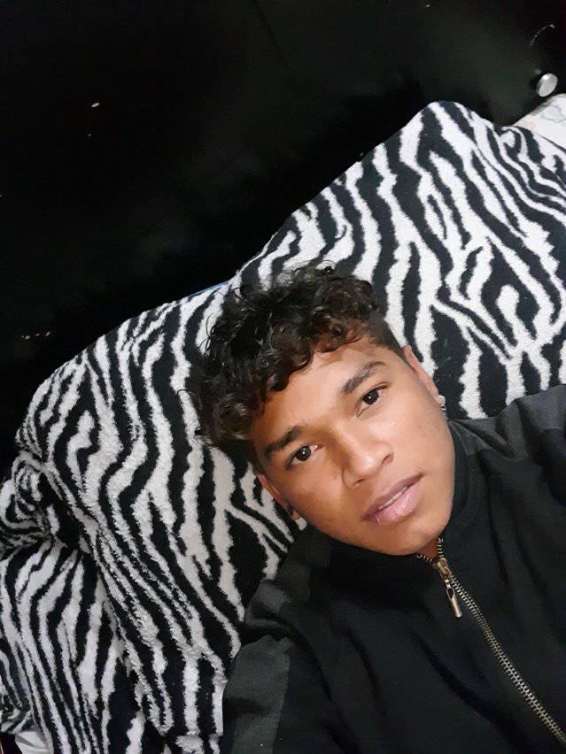 Asesinan a joven migrante en Danubio Una algarabía de vecinos, comerciantes y transeúntes del barrio Danubio Azul, en Usme, se congregó el martes pasadas las 12:30 p.m. frente a una barbería del sector, en donde desconocidos acababan de dispararle a un joven en la cabeza. El muchacho se desangraba tras recibir un disparo en la cabeza y los eternos minutos de espera por auxilio médico le diezmaban las posibilidades de sobrevivir. Los presentes en la lamentable escena se disiparon horrorizados cuando el herido fue trasladado al Hospital El Tunal.