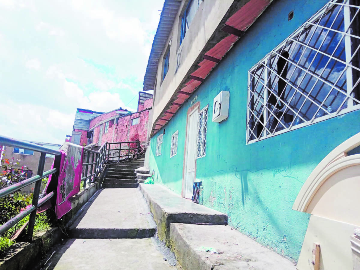 Celópata asesinó de una puñalada a otro sujeto en Usaquén 2 Celópata asesinó de una puñalada a otro sujeto en Usaquén La presencia del hombre que estaba con la mujer solo alteró más al otro sujeto, que sin pensarlo dos veces sacó un arma blanca y justo en el corredor de entrada a la vivienda le propinó una certera puñalada al otro hombre a la altura del cuello. El sujeto cayó herido de muerte ante la mirada atónita de la mujer que miraba impotente cómo uno de los hombres moría prácticamente en sus manos, mientras el asesino huía por el laberinto de callejones y escaleras que a esa altura de la localidad es el barrio El Codito.