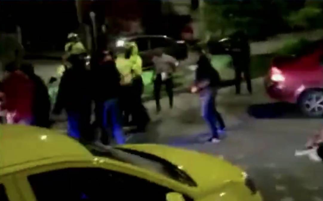 ¡Justicia por mano propia! Delincuentes fueron linchados en Engativá En el barrio Villas de Granada de la localidad de Engativá se registró un nuevo caso de justicia por mano propia. Allí la comunidad agarró a golpes a tres delincuentes señalados de haber atracado a un conductor.