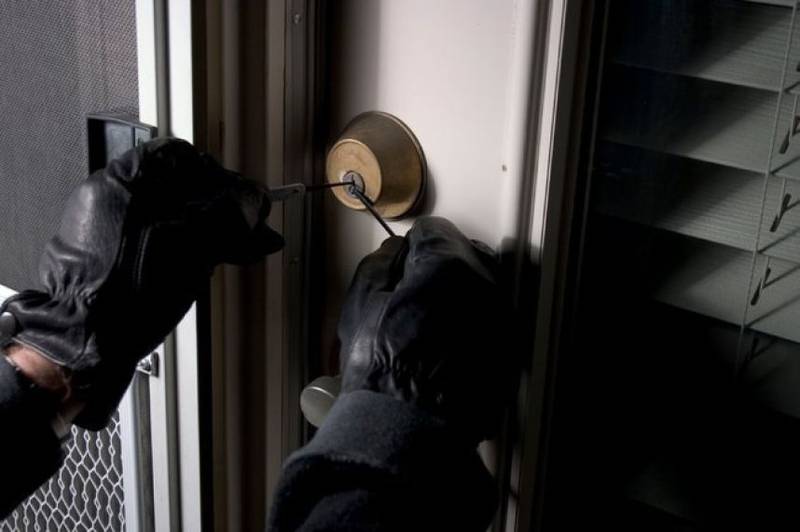 Ladrones entraron a la casa de una psicóloga y terminaron recibiendo terapia 1 Ladrones entraron a la casa de una psicóloga y terminaron recibiendo terapia Este hecho sucedió en La Plata, Argentina donde cuatro ladrones se metieron a robar a una casa que pertenece a una psicóloga llamada Adriana Etchegoin, quien de inmediato empezó a darles terapia mientras ellos buscaban qué llevarse.