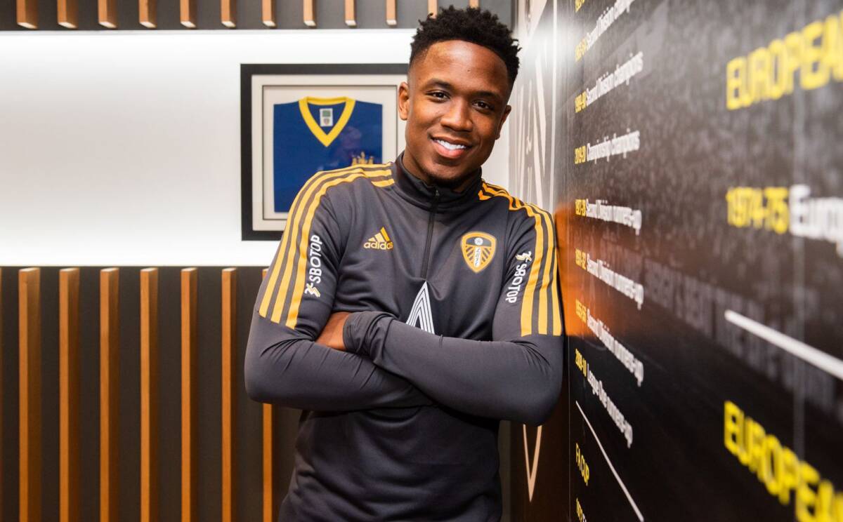 Así se presentó Luis Sinisterra en Leeds United Luis Sinisterra, el delantero de la Selección Colombia, es el nuevo jugador de Leeds United de la Premier League. La mañana de este jueves llegó en un avión privado a Inglaterra y fue recibido de manera cálida por sus nuevos compañeros.