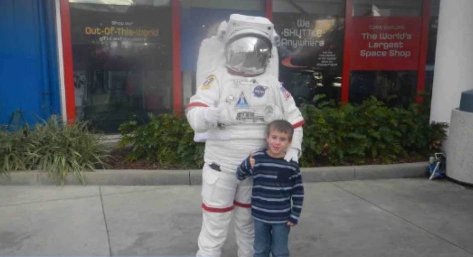 Su último deseo: Padres recaudan dinero para enviar las cenizas de su hijo a la Luna 1 Su último deseo: Padres recaudan dinero para enviar las cenizas de su hijo a la Luna Una pareja de esposos, está en la búsqueda de recursos para poder cumplirle el último deseo a su pequeño hijo de 11 años que murió y quería ser astronauta, enviar sus cenizas a la Luna.