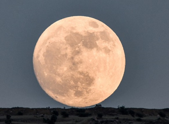 Hoy se verá la 'superluna' más grande del año 10 Hoy se verá la 'superluna' más grande del año Este miércoles, 13 de julio, se podrá apreciar sobre el cielo la 'superluna' más grande del año, destacando con una visual 14% mayor a la acostumbrada.