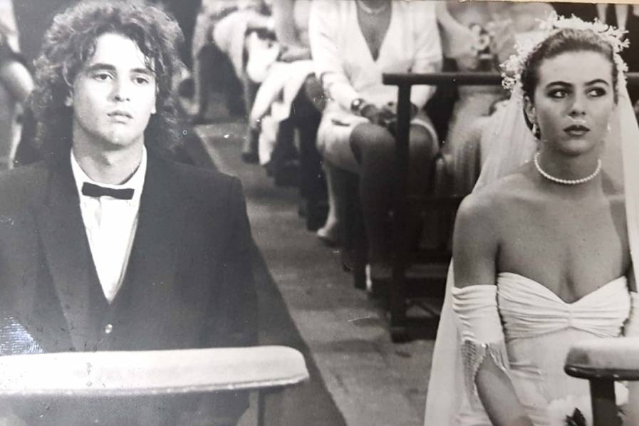 Lo más buscado de Margarita Rosa de Francisco Carlos Vives y Margarita Rosa De Francisco se conocieron en las grabaciones de la novela ‘Gallito Ramírez’, se hicieron novios y se casaron. Si bien todos apostaban por este amor, el matrimonio duró poco tiempo: dos años.