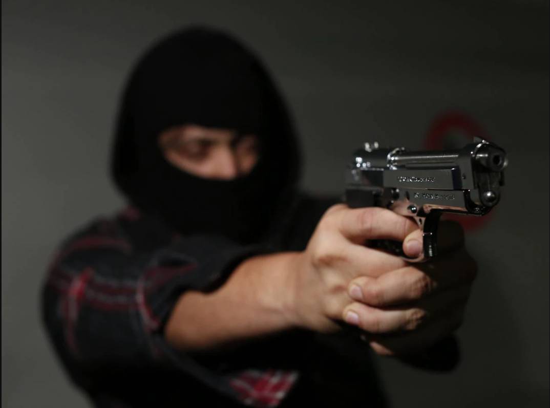 Matan a Octavio de tres tiros en Arabia 1 Matan a Octavio de tres tiros en Arabia Las calles del barrio Arabia se mancharon de sangre pasado el mediodía del sábado, cuando un hombre que caminaba por la zona fue sorprendido por dos maleantes que le seguían sus pasos dispuestos a matarlo. Los criminales sacaron un arma de fuego y la accionaron contra su humanidad.