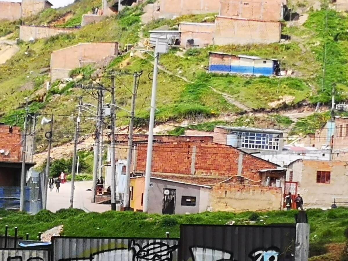 Matan a Octavio de tres tiros en Arabia Las calles del barrio Arabia se mancharon de sangre pasado el mediodía del sábado, cuando un hombre que caminaba por la zona fue sorprendido por dos maleantes que le seguían sus pasos dispuestos a matarlo. Los criminales sacaron un arma de fuego y la accionaron contra su humanidad.