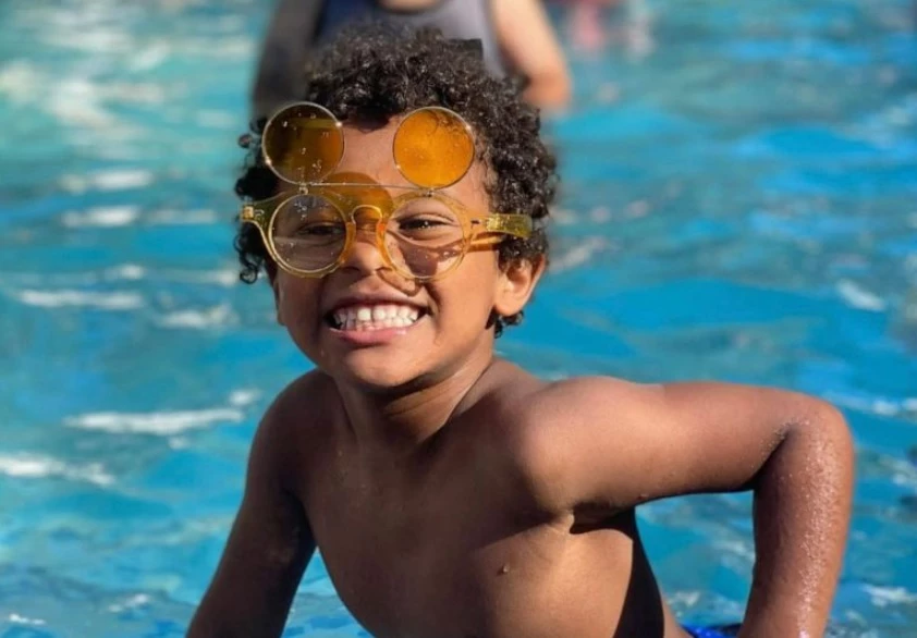 Niño de 7 años salvó a otro de morir ahogado en una piscina 6 Niño de 7 años salvó a otro de morir ahogado en una piscina Un menor de tan solo 7 años se ha convertido en todo un héroe, pues gracias a su oportuna reacción evitó que otro niño se ahogara en una piscina.