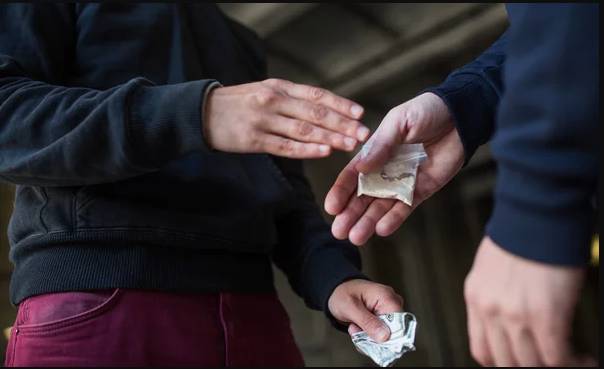 Menores eran instrumentalizados para expender y transportar droga El personal adscrito al Grupo de Investigación Criminal SIJIN y Policías de Infancia y adolescencia, con la coordinación de la Fiscalía 61 Seccional contra el microtráfico, lograron la desarticulación del grupo de delincuencia común organizado ‘Los Carta’, con la captura de cinco personas que deberán responder por los delitos de concierto para delinquir, tráfico de estupefacientes y uso de menores para comisión de delitos.