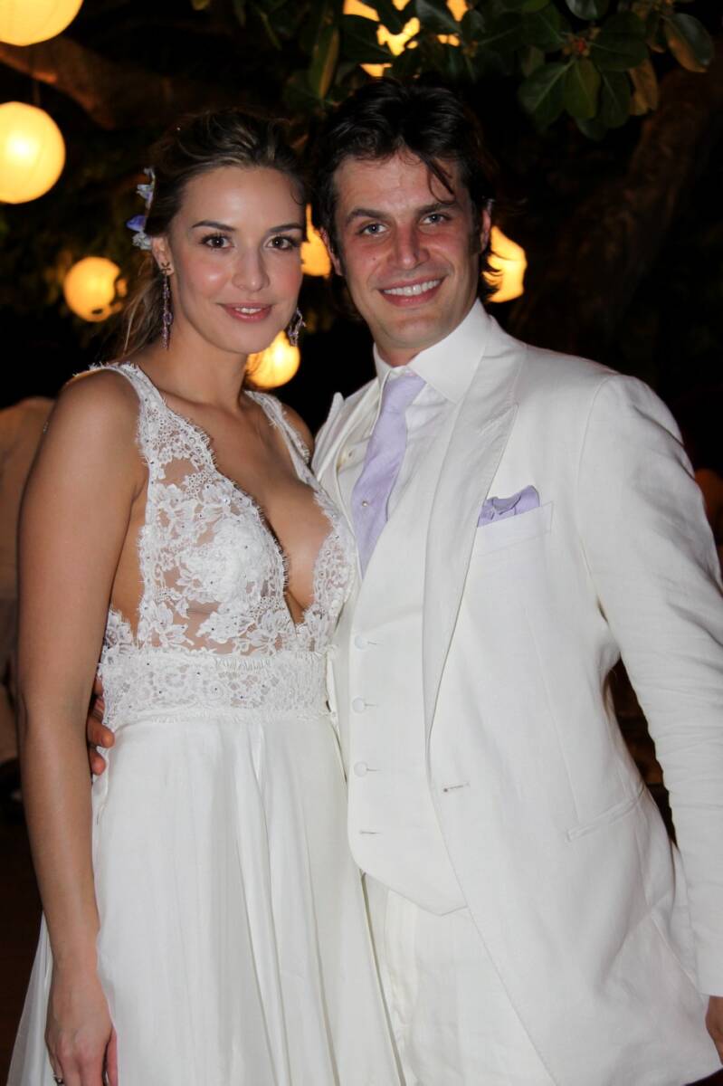 Famosos que se divorciaron y se volvieron a casar 4 Famosos que se divorciaron y se volvieron a casar La actriz argentina, radicada en Colombia, estuvo casada con el libretista Mauricio Navas y tuvieron un hijo llamado Fernando; pero el amor terminó y se divorciaron. Aunque ella salió con varios famosos, después de eso fue el actor Gonzalo Vivanco el que se quedó con su corazón. Desde 2010 se casaron con un rito de cienciología y hoy se presumen como una pareja feliz y estable.