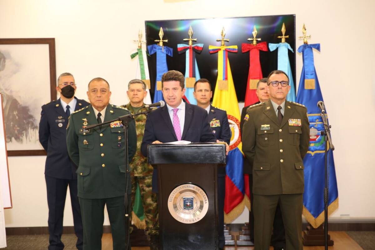 Fuentes de inteligencia dicen que 'Iván Mordiscos' habría muerto 2 Fuentes de inteligencia dicen que 'Iván Mordiscos' habría muerto El Ministerio de Defensa confirmó que el jefe disidente Néstor Gregorio Vera Hernández, conocido con el alias de 'Iván mordiscos', falleció en el bombardeo de la Fuerza Pública el pasado fin de semana en Caquetá.