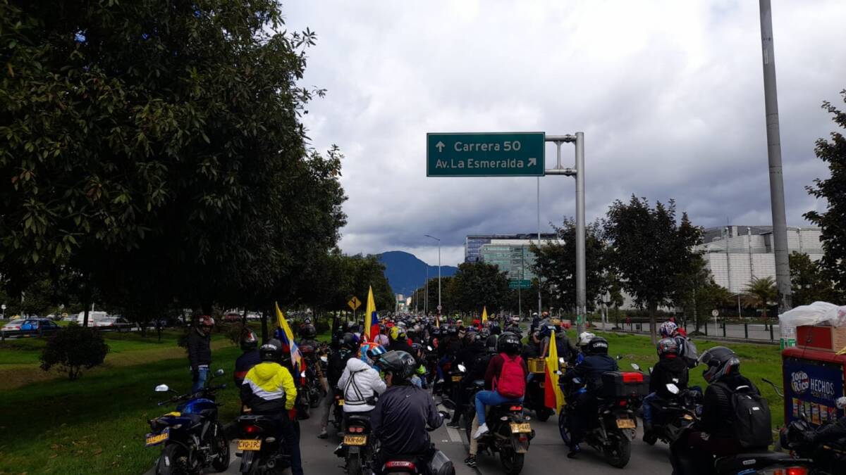 A esta hora motociclistas protestan en la Calle 26 1 A esta hora motociclistas protestan en la Calle 26 Desde tempranas horas de este jueves los motociclistas empezaron su concentración en la Av. Villavicencio en la Autopista Sur con Avenida Villavicencio, para luego tomar la Avenida NQS y llegar a la Biblioteca Virgilio Barco.