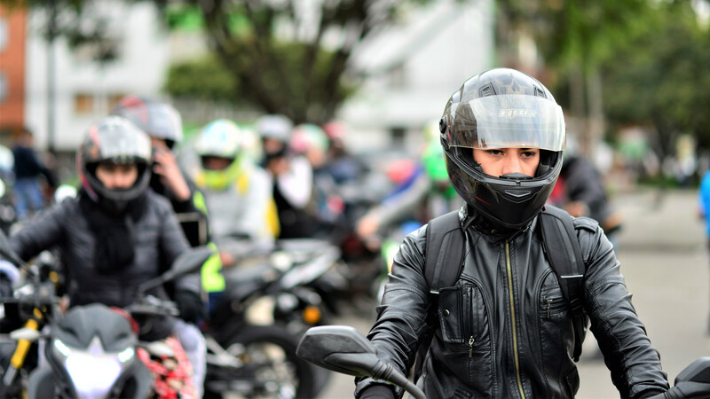 ¡Atención! Motociclistas anuncian bloqueos por extensión de la restricción del parrillero En la noche de este jueves, decenas de motociclistas realizaron una protesta a la altura de la Avenida Boyacá con Calle 76, mostrando su inconformidad con la extensión de la medida que restringe movilizarse con parrillero hombre en las noches de los fines de semana.
