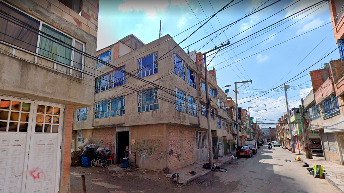 En suba: Le dio posada a un amigo y este terminó asesinándolo “¡Auxilio! ¡Auxilio!”, fueron las palabras que los vecinos del joven Cristian Sandoval Montaño escucharon la mañana del miércoles dentro de la vivienda que habitaba, ubicada en la localidad de Suba. El muchacho, con sus últimas palabras, logró avisar de la violenta agresión que le propinó quien sería un conocido de mucha confianza.
