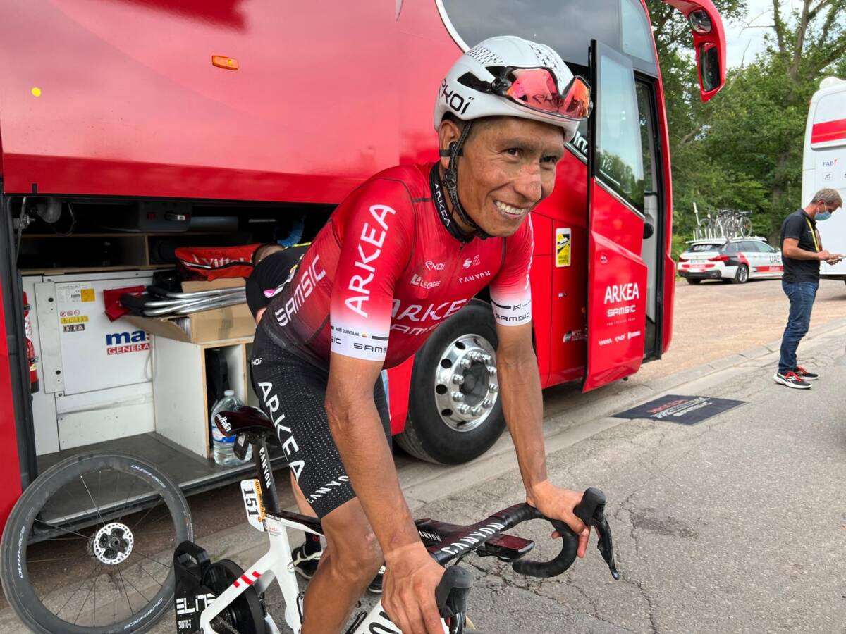 Daniel Martínez se metió al top 10 del Tour; Nairo está muy cerca 1 Daniel Martínez se metió al top 10 del Tour; Nairo está muy cerca Los ciclistas colombianos Daniel Martínez y Nairo Quintana siguen subiendo puestos en el Tour de Francia. Este jueves el ganador de la sexta etapa, que se llevó a cabo entre Binche y Logwy (220 Km), fue el esloveno Tadej Pogacar, uno de los favoritos al título y quien ahora es el nuevo líder de la clasificación general.