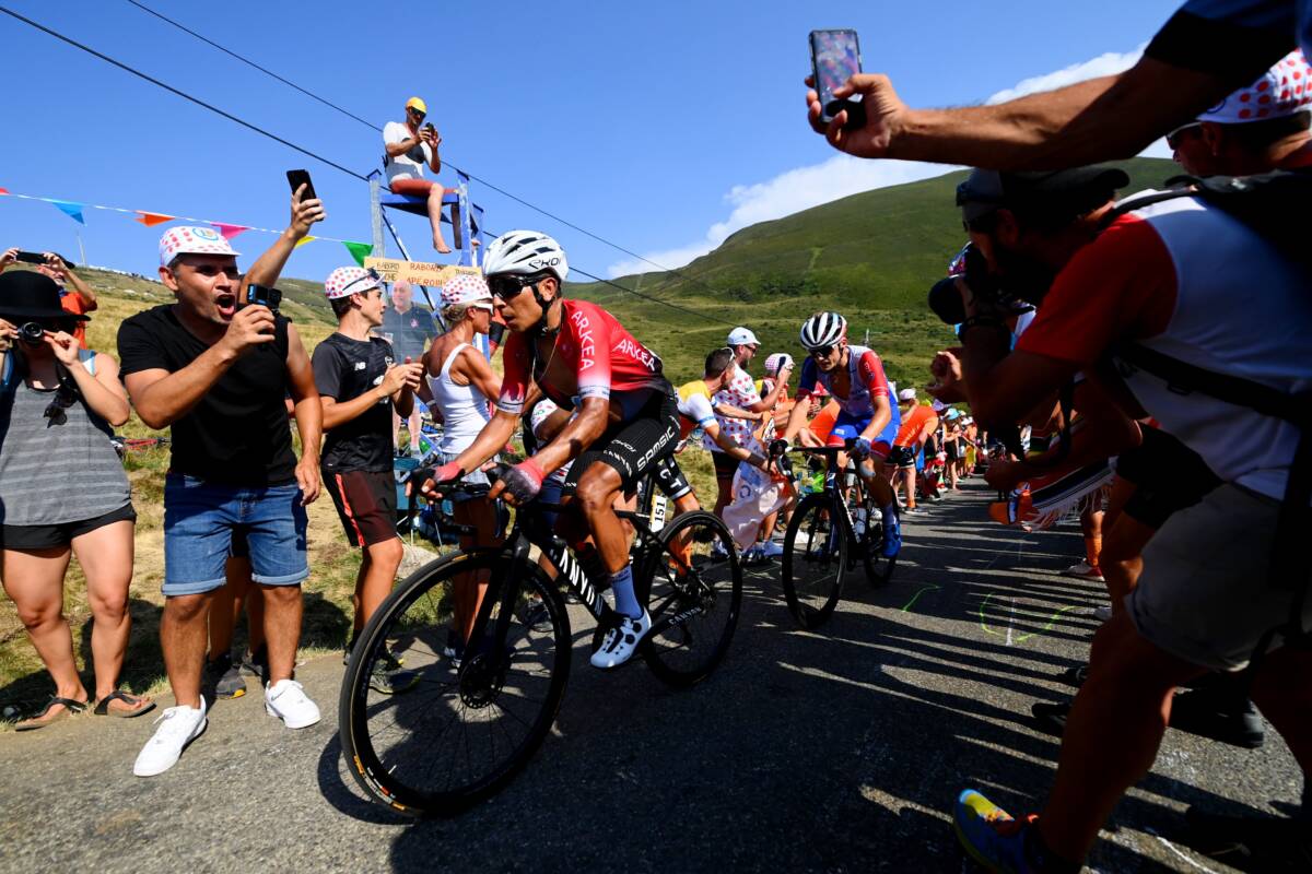 Nairo: Lejos del podio y sancionado en el Tour de Francia 1 Nairo: Lejos del podio y sancionado en el Tour de Francia El danés Jonas Vingegaard conquistó la 18ª etapa del Tour de Francia, este jueves con final en Hautacam, reforzando así su liderato en la clasificación general y dando un gran paso para llegar de amarillo a París; mientras que al colombiano Nairo Quintana, no le fue nada bien al entrar en el puesto 13 y ser sancionado con tiempo de más en la clasificación general, donde se posiciona en el puesto quinto.