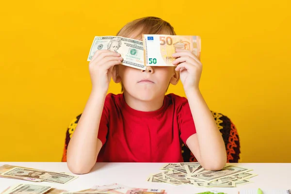 Niño repartió los ahorros de sus padres entre sus compañeros de clase 5 Niño repartió los ahorros de sus padres entre sus compañeros de clase Un niño de 10 años tomo sin permiso los ahorros de sus padres y se los llevó para su colegio, donde comenzó a repartírselos a sus compañeros de clase. El hecho se presentó en Argentina.