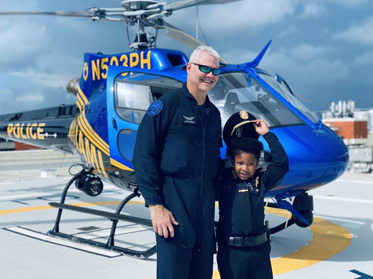 Niño con tumor cerebral cumple su sueño de ser Policía Con una historia llena de sentimiento y anhelos cumplidos, a un pequeño niño de tan solo 10 años con tumor en cerebro le hicieron realidad el sueño de convertirse en policía, a pesar de su corta edad.