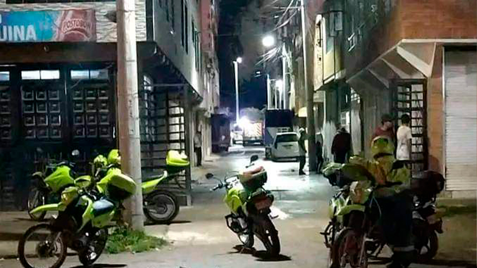 Noche tenebrosa en El Recodo: 2 muertos y un herido Un humedal inundado de policías y rescatistas, un camino de sangre que recorre media cuadra, y un helicóptero que volaba buscando pistas, buscando muertos, fue la escena que se vivió en el barrio El Recodo, en la localidad de Fontibón, entre la noche del sábado y todo el día de ayer. En este barrio el&nbsp; infierno se desató a una hora confusa de la noche, en la cual dos hombres resultaron muertos, uno desaparecido, y otros tres capturados.