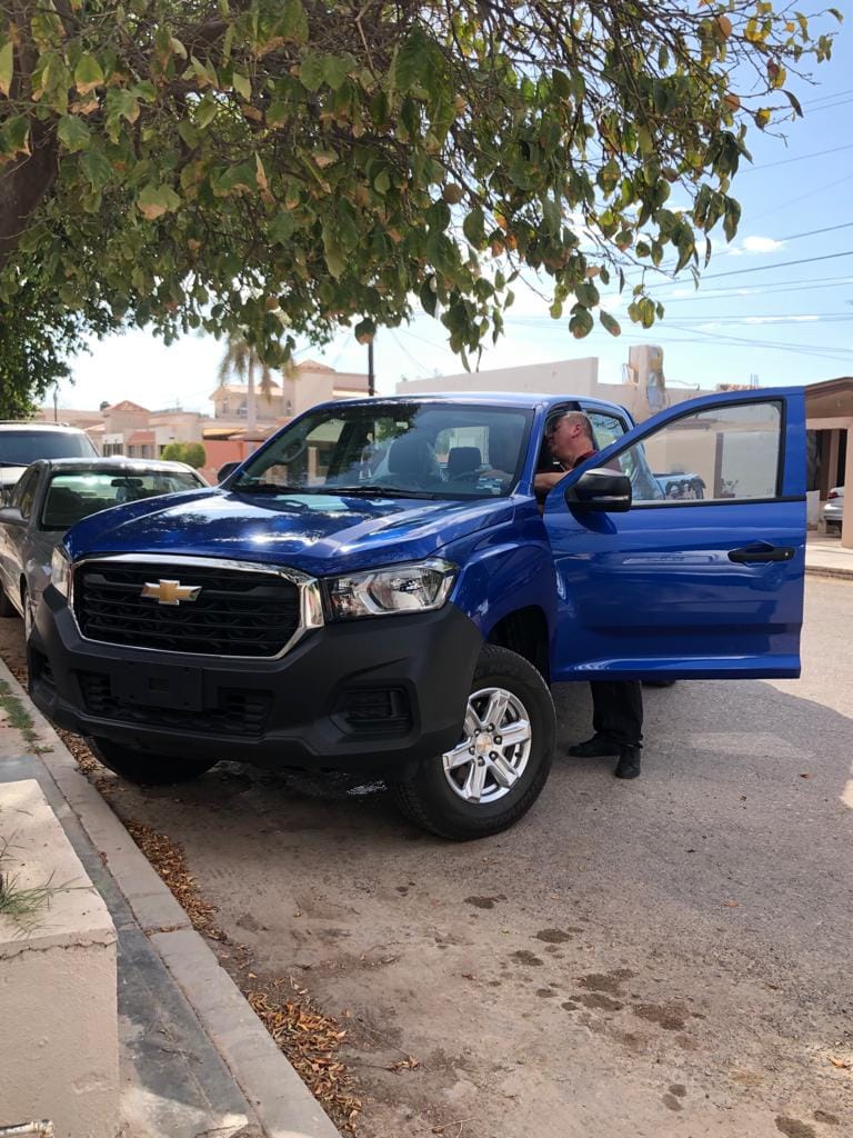 Christian Nodal le regaló lujosa camioneta a su profesor de la primaria 1 Christian Nodal le regaló lujosa camioneta a su profesor de la primaria El cantante Christian Nodal recientemente cumplió una promesa que le hizo a uno de sus profesores de la primaria y le regaló una camioneta.