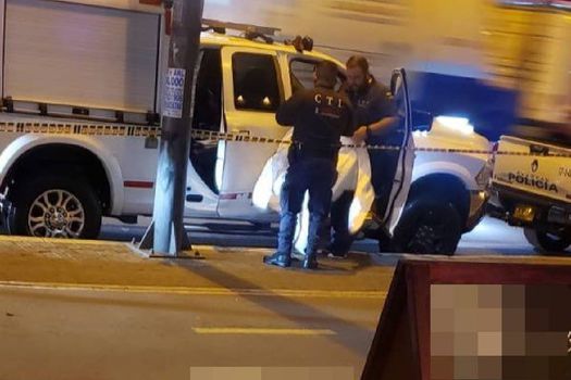Millonaria recompensa por información sobre los criminales del Notario 76 7 Millonaria recompensa por información sobre los criminales del Notario 76 El coronel Herbert Benavides, subcomandante de la Policía Metropolitana de Bogotá, anunció que la entidad estableció una recompensa de 20 millones de pesos para quien dé información sobre el asesinato del notario 76 de Bogotá, José Francisco Varona Ortiz.