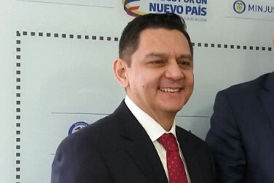 Al notario le habían matado a su hermano hace 4 meses en la misma calle En este lugar los asesinos dispararon sin mediar palabra en contra de la humanidad del funcionario público, dejándolo sin vida en el lugar de los hechos. Las causas del crimen son aún un misterio, pero muchas especulaciones se han abierto, ya que hay un detalle siniestro detrás de su asesinato: en el mes de marzo habían asesinado al hermano de Francisco (también abogado), Andrés Felipe Varona, a quien mataron el 29 de marzo de este año en su despacho, ubicado a una cuadra donde este martes atentaron contra el notario 76.