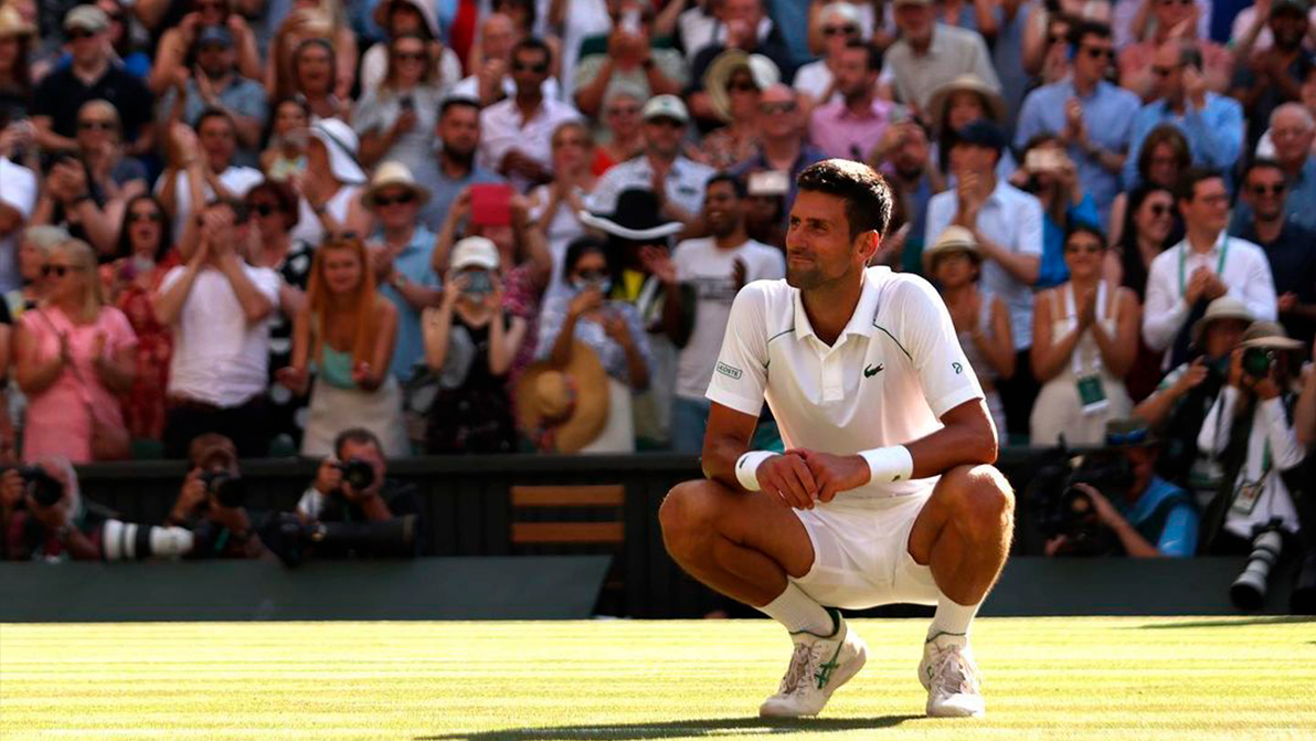 Djkovic en problemas otra vez por no vacunarse contra el Covid Novak Djokovic que actualmente es el número siete del ranking ATP, podría no solo perder esta posición en dicho ranking, también podría quedar por fuera del top 10 de los mejores tenistas del mundo por la decisión que tomó hace meses de no vacunarse contra el Covid.