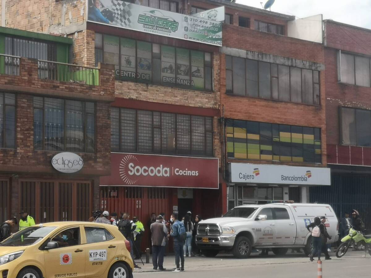 La balacera en la que murió el profesor Henry 2 La balacera en la que murió el profesor Henry La clase de teoría automovilística de las 6 de la mañana dictada por el querido profesor Henry Vargas López, no llegó a darse. Justo antes del inicio de esta jornada, una terrible balacera asonó el sector de La Alquería (en Puente Aranda) y dejó como saldo la muerte de un presunto delincuente en la entrada del centro de estudios y la del profe, camino al hospital.