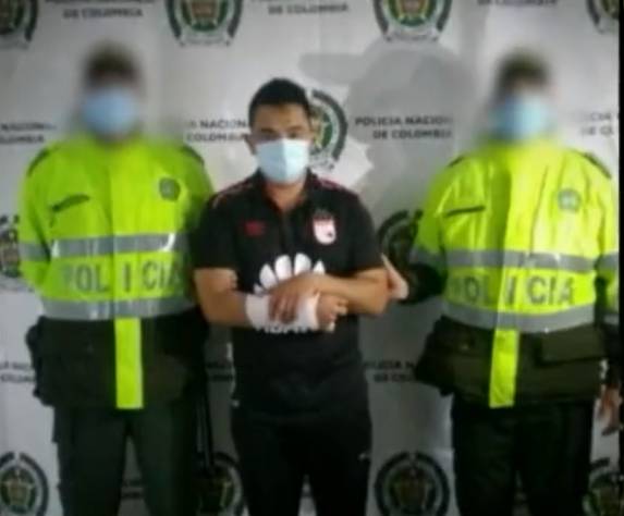 Enfurecido paciente agredió al personal de salud en la clínica Palermo y dejó 4 personas heridas 3 Enfurecido paciente agredió al personal de salud en la clínica Palermo y dejó 4 personas heridas En la madrugada de este lunes se vivieron momentos de tensión y pánico en la clínica Palermo, ubicada en la localidad de Teusaquillo, cuando un paciente que llegó de urgencia, comenzó a atacar al personal médico.