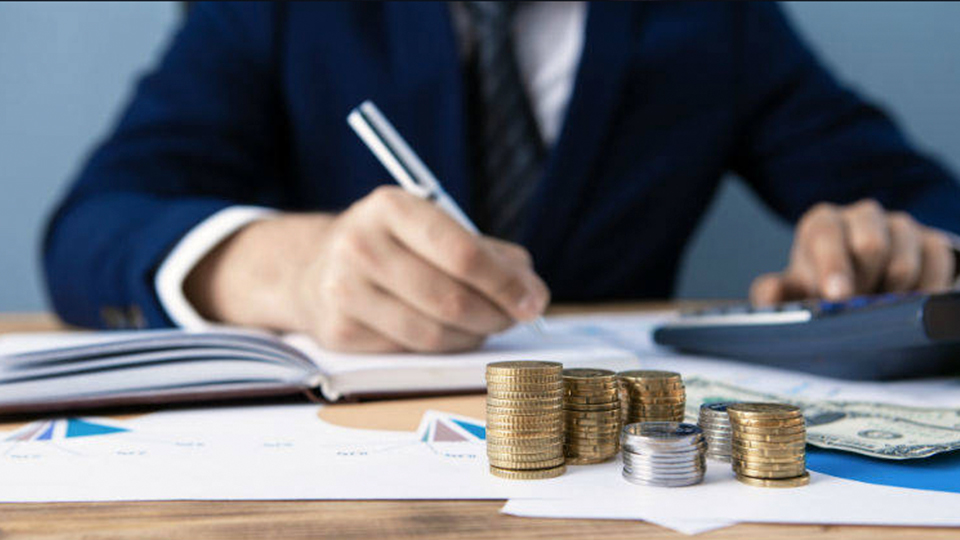 Así deben pagar las horas extras dominicales 3 Así deben pagar las horas extras dominicales Una de las principales dudas que aquejan a los trabajadores a lo largo del país es cuánto se debe recibir por el pago de horas extras, nocturnas y dominicales (incluyendo los días festivos). Por esta razón, Q’HUBO habló con Jonathan Jiménez Quitián, abogado senior asociado a la firma Navarrete Consultores, quien despejó varias dudas al respecto.