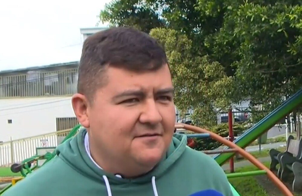 Hombre que encontró $8 millones en un taxi hizo de todo hasta dar con el dueño 9 Hombre que encontró $8 millones en un taxi hizo de todo hasta dar con el dueño Noticias Caracol compartió la historia de Carlos Sandoval, quien vive en Manizales, Caldas y se ha convertido en objeto de conversación porque en un acto de honradez devolvió $8 millones que se encontró dentro de un maletín en un taxi.