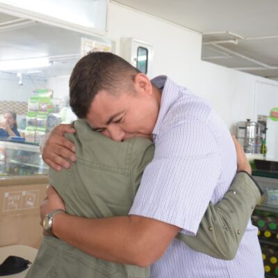 Hombre que encontró $8 millones en un taxi hizo de todo hasta dar con el dueño 2 Hombre que encontró $8 millones en un taxi hizo de todo hasta dar con el dueño Noticias Caracol compartió la historia de Carlos Sandoval, quien vive en Manizales, Caldas y se ha convertido en objeto de conversación porque en un acto de honradez devolvió $8 millones que se encontró dentro de un maletín en un taxi.