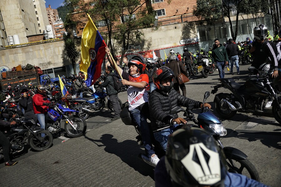 Moteros saldrán a protestar el jueves por restricción de parrillero Desde el pasado 11 de abril la alcaldesa de Bogotá anunció que empezaría a regir la restricción de parrillero en moto los días jueves, viernes y sábado en un horario de 7 de la noche hasta las 4 de la madrugada, con el fin de reducir los índices de criminalidad en la capital.