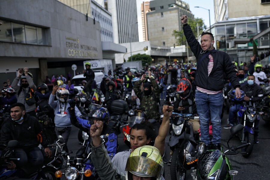 Motociclistas anunciaron movilizaciones por incumplimiento del Gobierno El presidente de la Asociación de Motociclistas de Colombia (Asomocol), Alejandro Rubio, anunció que para este miércoles 23 de noviembre los motociclistas se movilizarán por las calles de las principales ciudades como: Bogotá, Cali y Medellín para manifestar su inconformismo con los incumplimientos por parte del Gobierno Nacional.