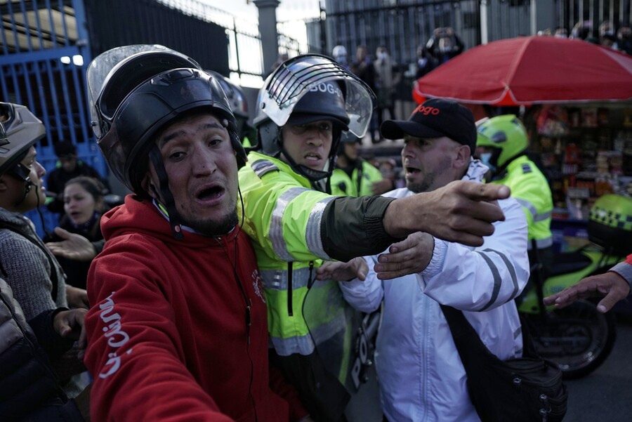 Moteros saldrán a protestar el jueves por restricción de parrillero Desde el pasado 11 de abril la alcaldesa de Bogotá anunció que empezaría a regir la restricción de parrillero en moto los días jueves, viernes y sábado en un horario de 7 de la noche hasta las 4 de la madrugada, con el fin de reducir los índices de criminalidad en la capital.