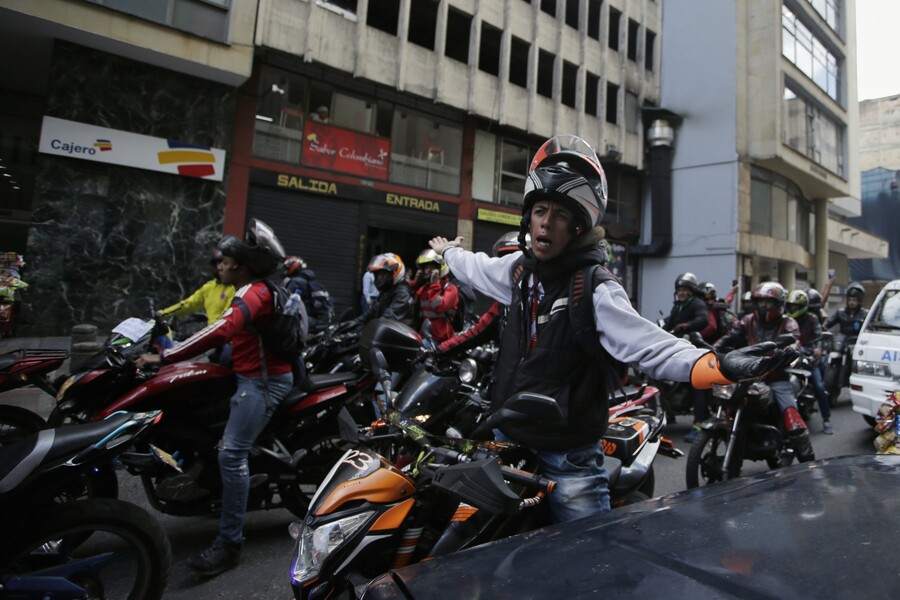 ¡Prepárese para los bloqueos de motociclistas! 1 ¡Prepárese para los bloqueos de motociclistas! A las 11 de la mañana de este jueves, los motociclistas se pusieron una cita frente a la biblioteca Virgilio Barco, ubicada en la Carrera 50 con Calle 57, con el fin de alzar su voz y realizar una protesta en contra de la ampliación de la medida de la prohibición del parrillero en Bogotá, la cual se extendió hasta diciembre de este año.