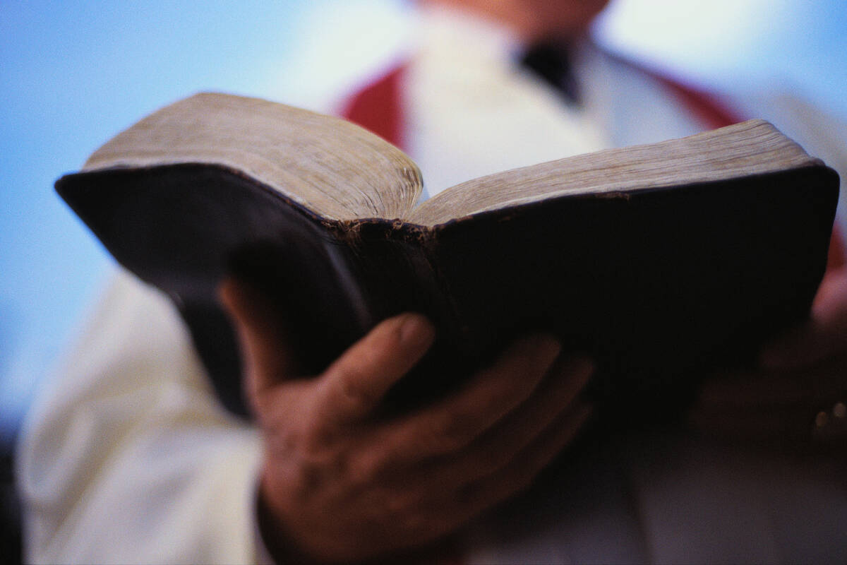 Pastor de una iglesia hizo 'vaca' para una fiesta y se voló con todo el dinero 2 Pastor de una iglesia hizo 'vaca' para una fiesta y se voló con todo el dinero Un nuevo caso de estafa se conoció en Coahuila, México, donde el pastor de una iglesia recogió dinero para una fiesta con la comunidad y comprar regalos a los niños, pero se voló con todo el billete.